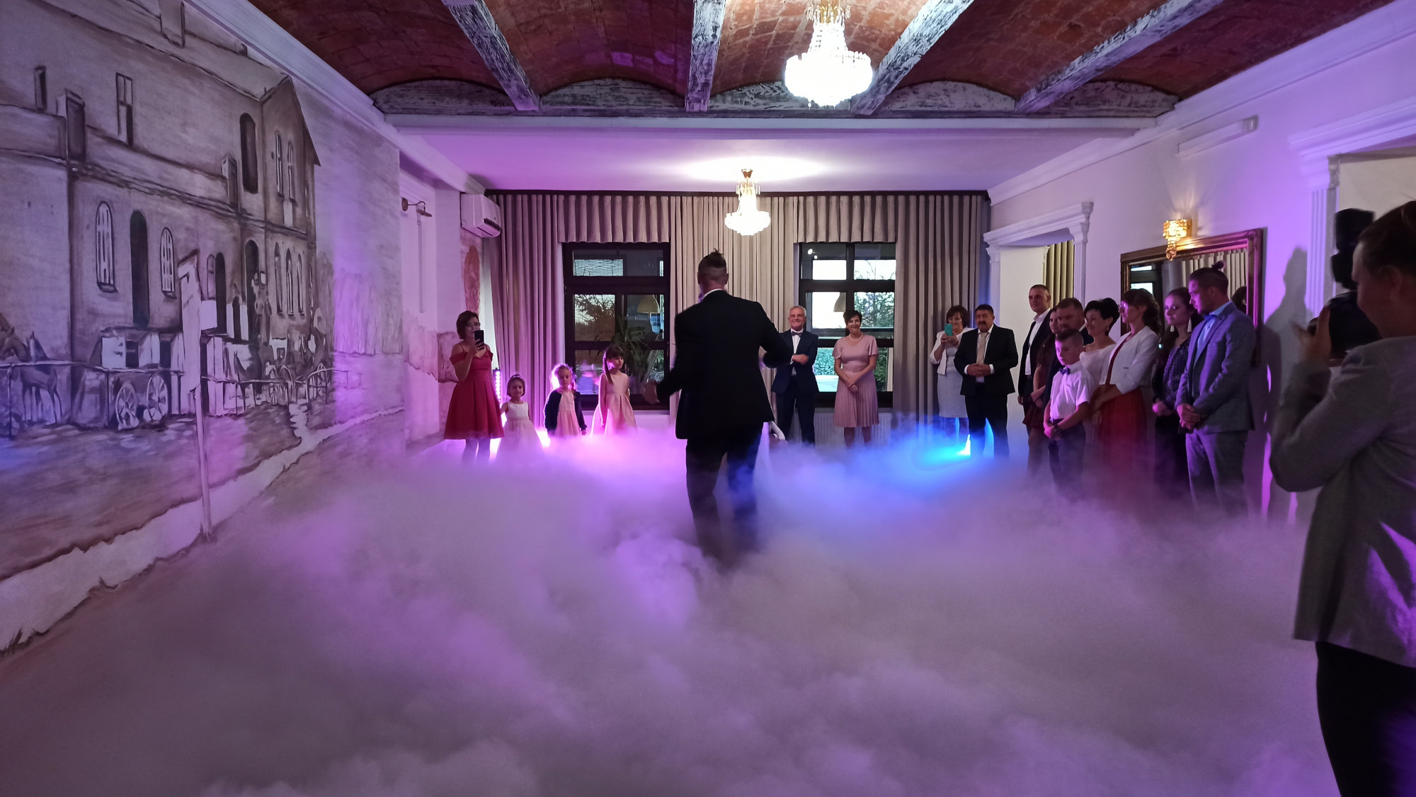 Dekoracja w postaci ciężkiego dymu na pierwszys taniec podświetlanego dodatkowo światłem LED